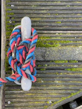 Foto de Top view close up of sailors knot of boat rope secured on pier bollard - Imagen libre de derechos
