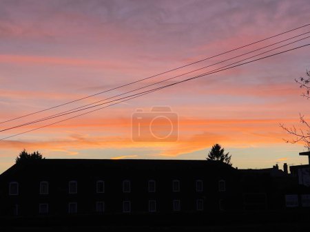 Foto de Stunning colorful sunrise abowe house silhouette - Imagen libre de derechos