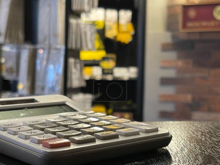 Téléchargez les photos : Calculator on checkout counter at the shop - en image libre de droit