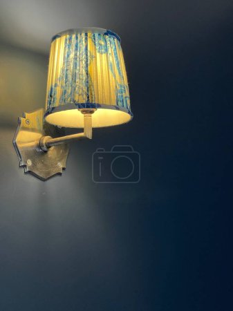 Foto de Hermosa lámpara de pared vintage que brilla con luz cálida - Imagen libre de derechos