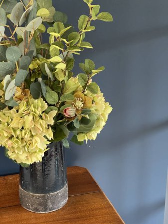 Téléchargez les photos : Cropped close up of beautiful flower arrangement in a vase on the table - en image libre de droit