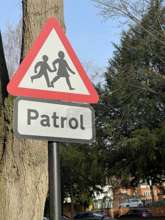 Téléchargez les photos : Panneau de signalisation de passage scolaire dans la ville - en image libre de droit