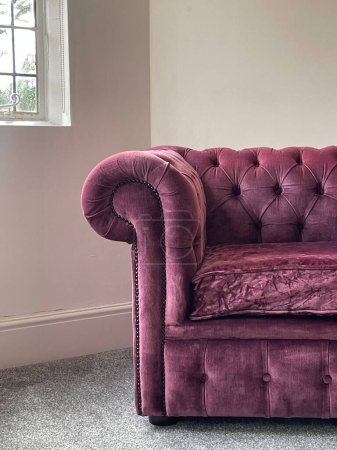 Téléchargez les photos : Plan recadré d'un superbe canapé vintage en velours broyé violet - en image libre de droit