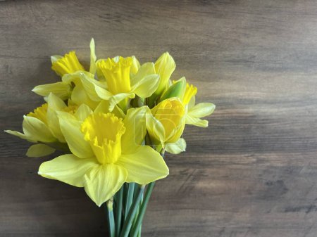 Téléchargez les photos : Bouquet de jonquilles jaunes sur surface en bois - en image libre de droit