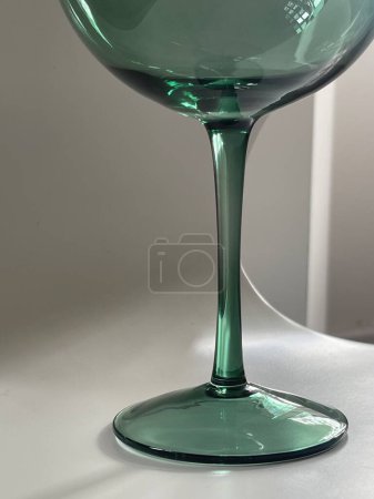 Foto de Recortado de cerca de un hermoso cristal de ginebra brillante verde - Imagen libre de derechos
