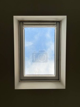 Téléchargez les photos : Vue en angle bas d'une fenêtre au plafond, vue du ciel nuageux bleu - en image libre de droit