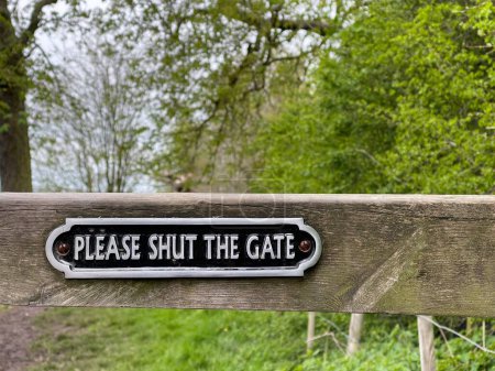 Foto de Cierre de un letrero en la cerca, por favor cierre la puerta - Imagen libre de derechos