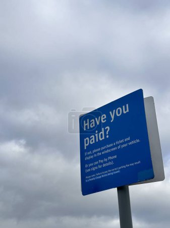 Téléchargez les photos : Tu as payé ? panneau sur les rues de la ville - en image libre de droit