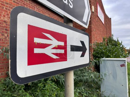 Téléchargez les photos : Panneau directionnel ferroviaire dans la ville - en image libre de droit