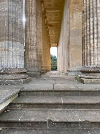 Foto de Antiguas columnas griegas en el exterior de un antiguo edificio - Imagen libre de derechos