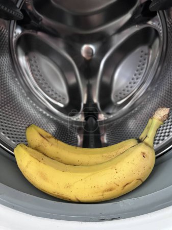 Téléchargez les photos : Gros plan vertical des bananes dans la machine à laver - en image libre de droit