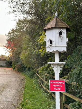 Foto de Linda casa de madera pájaro sin aparcamiento señal de tráfico privado - Imagen libre de derechos