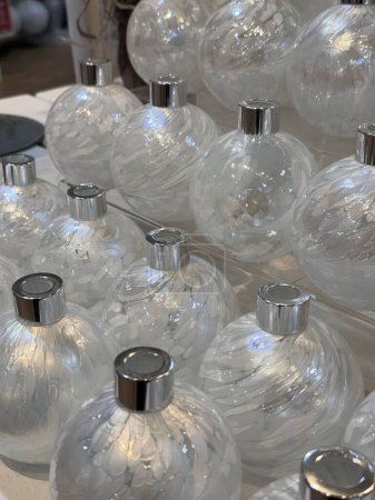 Foto de Tiro vertical de muchas botellas de lavado de cuerpo de nácar - Imagen libre de derechos