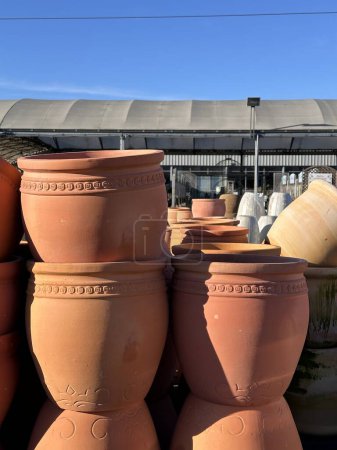 Téléchargez les photos : Plan vertical de grands pots de plantes empilés dans le centre de jardin à l'extérieur au soleil - en image libre de droit