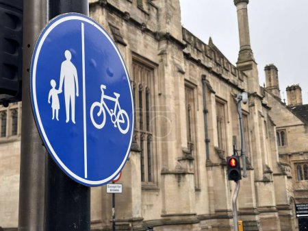 Téléchargez les photos : Gros plan des piétons et des cyclistes sur la rue de la ville - en image libre de droit