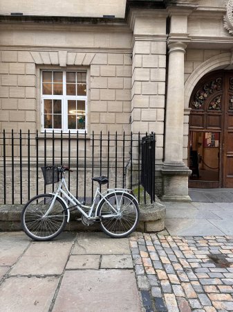 Téléchargez les photos : Vélo vintage garé devant l'entrée de la maison - en image libre de droit