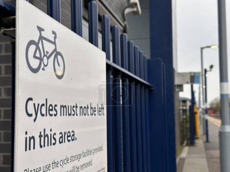 Téléchargez les photos : Cycles ne doivent pas être laissés dans cette zone enseigne dans la ville - en image libre de droit