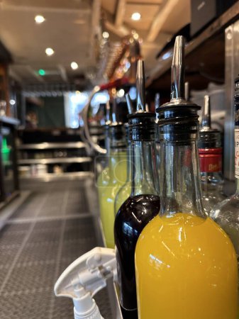 Téléchargez les photos : Cocktail mélangeant des bouteilles de liqueurs au bar - en image libre de droit