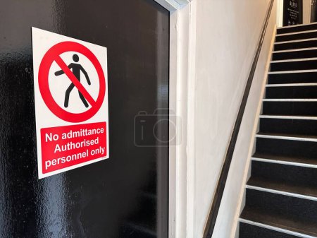 Téléchargez les photos : Pas d'admission, personnel autorisé seulement panneau rouge sur la porte par les escaliers - en image libre de droit