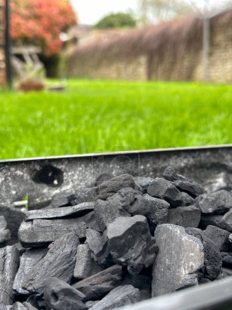 Foto de Vertical recortado cerca de carbón en una parrilla barbacoa al aire libre - Imagen libre de derechos