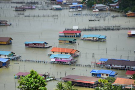 Téléchargez les photos : Vue de la rivière et des communautés environnantes du barrage près du pont Mon au barrage Khao Laem, Sangklaburi, Thaïlande - en image libre de droit