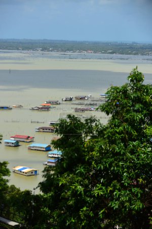 Téléchargez les photos : Vue de la rivière et des communautés environnantes du barrage près du pont Mon au barrage Khao Laem, Sangklaburi, Thaïlande - en image libre de droit