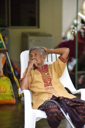 Foto de Retrato de anciano tailandés sentado en la silla - Imagen libre de derechos
