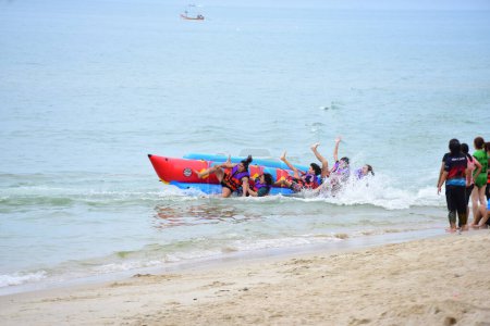 Téléchargez les photos : Des gens heureux qui s'amusent à monter Banana Boat - en image libre de droit