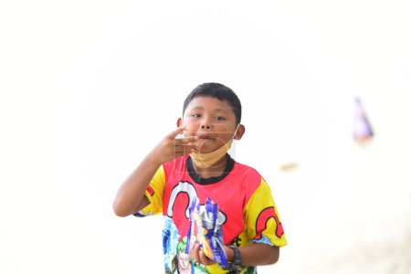 Foto de Retrato de un niño comiendo en la playa - Imagen libre de derechos