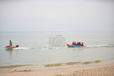 Foto de Gente feliz divirtiéndose montando Banana Boat - Imagen libre de derechos