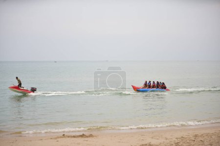 Foto de Gente feliz divirtiéndose montando Banana Boat - Imagen libre de derechos