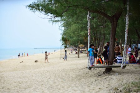 Téléchargez les photos : Vue sur la plage et les touristes - en image libre de droit
