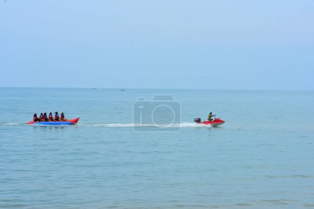 Téléchargez les photos : Des gens heureux qui s'amusent à monter Banana Boat - en image libre de droit
