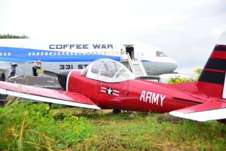 Téléchargez les photos : Sattahip, ChonBuri, Thaïlande : Avions à Coffee War 331 Coffee Shop - en image libre de droit
