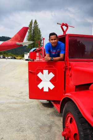Foto de Hombre con un camión de bomberos rojo - Imagen libre de derechos