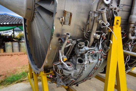 Téléchargez les photos : Fragment de moteur d'avion turbo-jet, arrière-plan - en image libre de droit