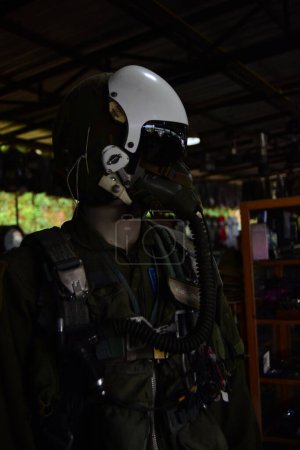 Téléchargez les photos : Uniforme de pilote de chasse militaire - en image libre de droit