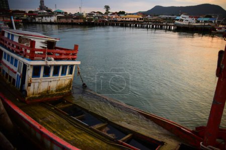 Téléchargez les photos : Bateaux au port de pêche thaïlandais - en image libre de droit