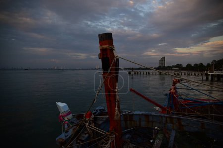 Téléchargez les photos : Beau coucher de soleil sur la mer en Thaïlande - en image libre de droit