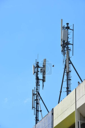 Foto de Primer plano de la antena celular contra un cielo azul claro. - Imagen libre de derechos