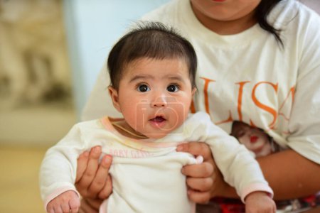 Téléchargez les photos : Asiatique bébé garçon avec mère - en image libre de droit
