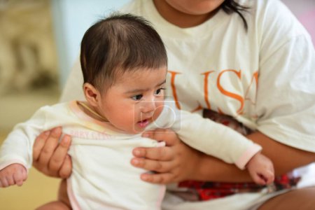 Foto de Asiático bebé niño con madre - Imagen libre de derechos