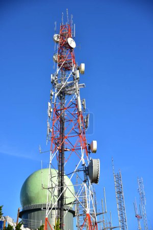 Foto de Torre de telecomunicaciones con antenas contra el cielo azul - Imagen libre de derechos