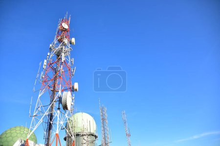 Téléchargez les photos : Tour de télécommunication avec antennes contre ciel bleu - en image libre de droit