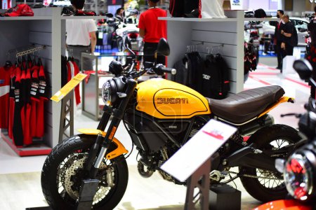 Foto de BANGKOK, TAILANDIA - 1-12 DE DICIEMBRE DE 2021: Motocicleta moderna presentada en la Exposición Internacional del Automóvil de Tailandia 2021 en Bangkok, Tailandia. - Imagen libre de derechos