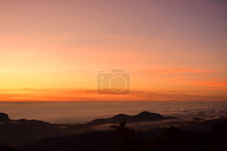Téléchargez les photos : Beau paysage de montagne avec ciel pittoresque pendant le lever du soleil - en image libre de droit