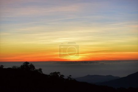Téléchargez les photos : Beau paysage de montagne avec ciel pittoresque pendant le lever du soleil - en image libre de droit