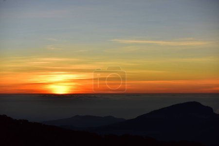 Téléchargez les photos : Lever de soleil panoramique dans les montagnes couvertes de brouillard - en image libre de droit