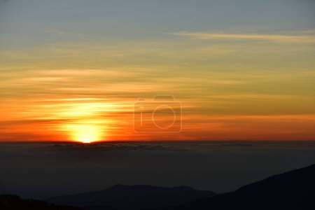 Foto de Hermoso paisaje de montaña con cielo escénico durante el amanecer - Imagen libre de derechos