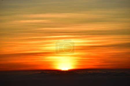 Foto de Hermoso paisaje en las montañas al amanecer. Cielo naranja con nubes y niebla de montaña. - Imagen libre de derechos